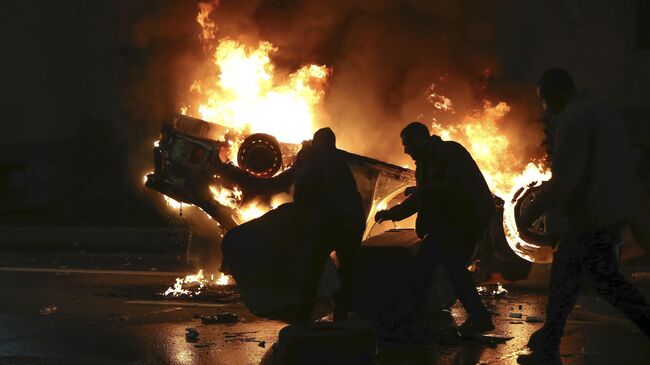 Участники акции протеста у здания парламента Грузии в центре Тбилиси