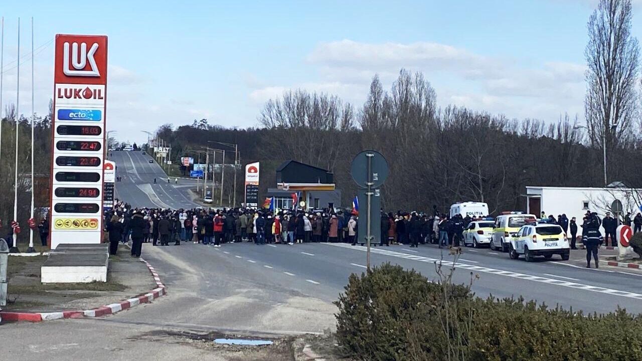 Протестующие, которых высадили из автобуса, блокируют въезд в город Бельцы, Молдавия - РИА Новости, 1920, 12.03.2023