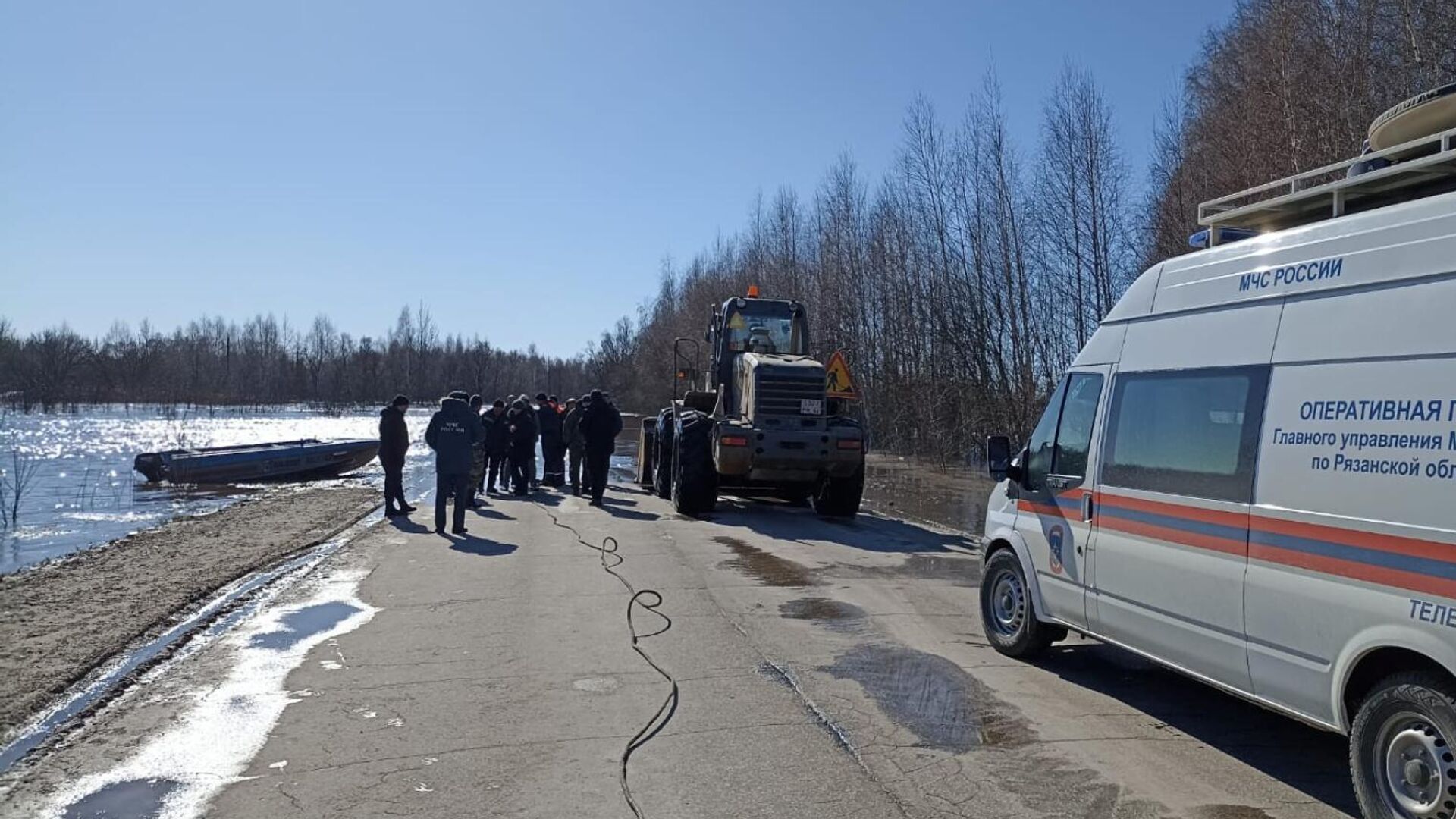 Сотрудники МЧС на месте, где грузовой автомобиль ушел под воду в Ряжске в Рязанской области - РИА Новости, 1920, 13.03.2023