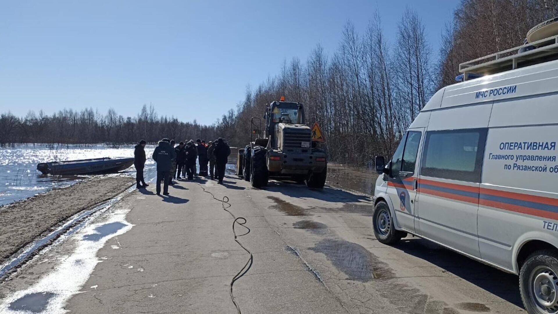 Сотрудники МЧС на месте, где грузовой автомобиль ушел под воду в Ряжске в Рязанской области - РИА Новости, 1920, 13.03.2023