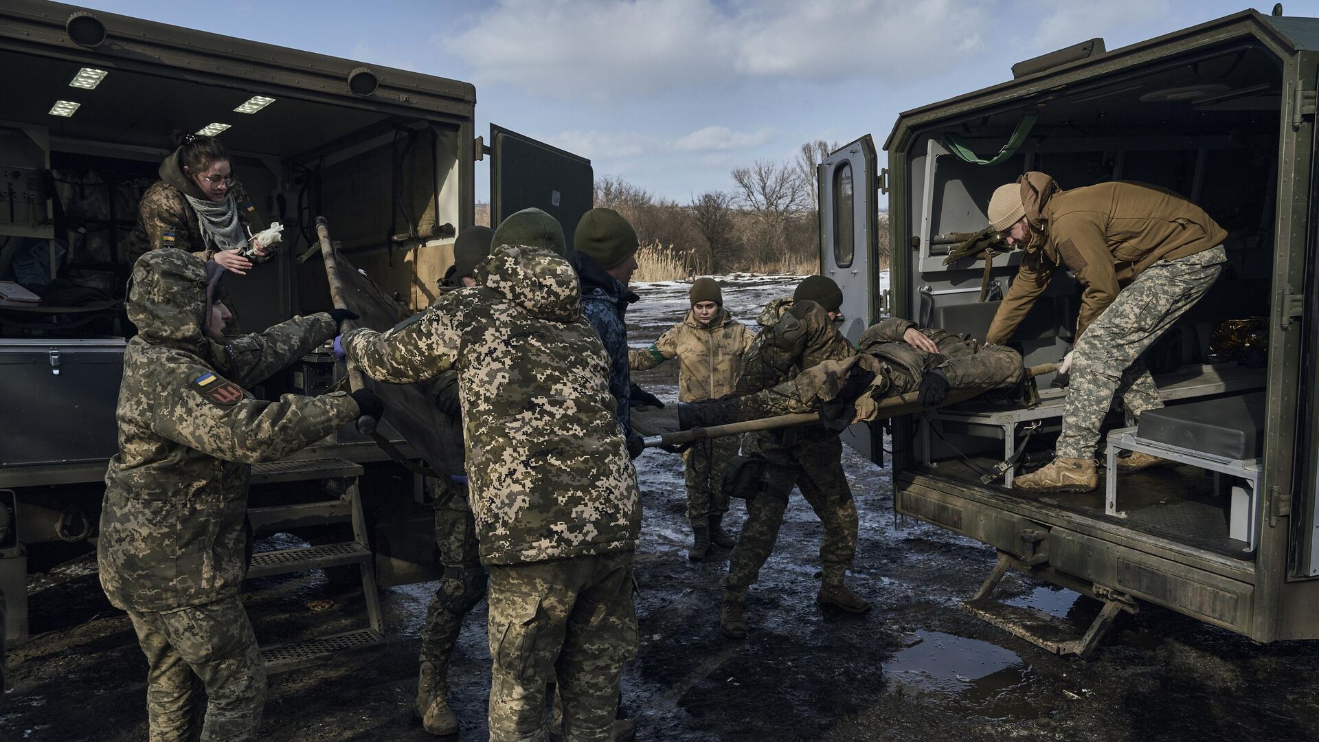 Медики транспортируют раненного украинского военного в районе Артемовска (Бахмута) - РИА Новости, 1920, 14.03.2023