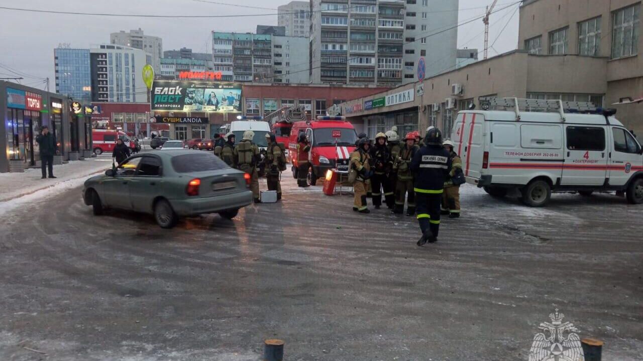 Пожарные расчеты у входа в метро Екатеринбурга, 15 марта 2023 года - РИА Новости, 1920, 15.03.2023