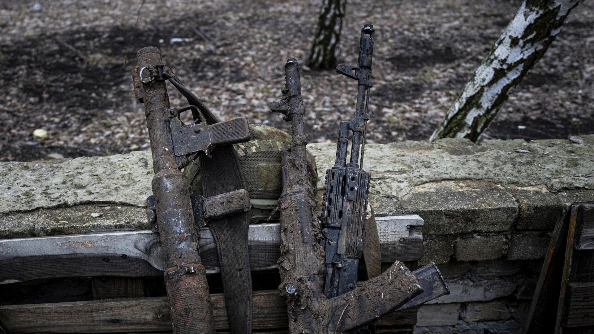 Оружие солдат ВСУ на улице в городе Часов Яр в ДНР. Архивное фото - РИА Новости, 1920, 27.05.2024