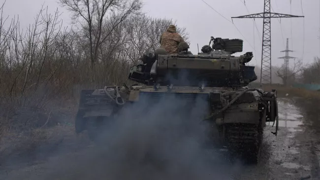Украинские военные на дороге из города Часов Яр в Артемовск
