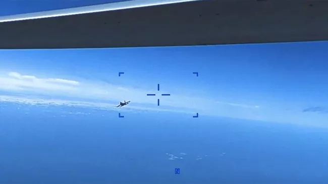 Кадр видео инцидента с упавшим в Черное море беспилотником Reaper и российским истребителем