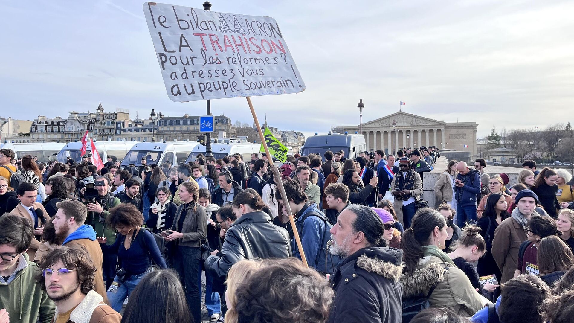 Участники акции протеста против пенсионной реформы на одной из улиц в Париже - РИА Новости, 1920, 23.03.2023