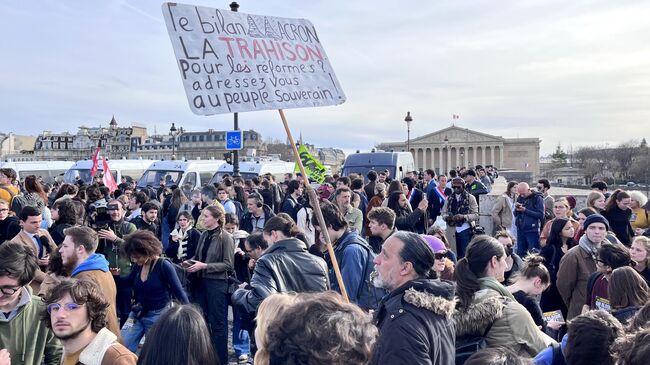 Участники акции протеста против пенсионной реформы на одной из улиц в Париже