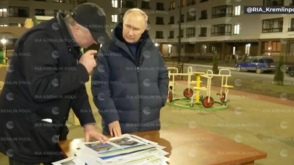 Марат Хуснуллин и Владимир Путин на детской площадке в Мариуполе - РИА Новости, 1920, 29.03.2023