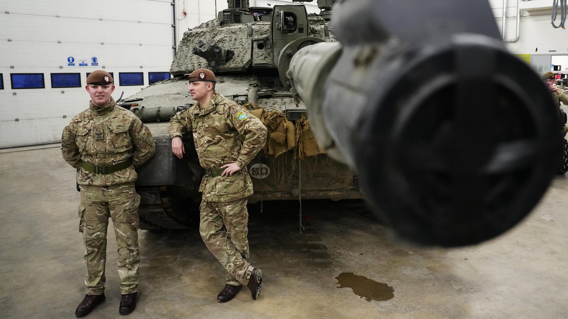 Британские военные стоят рядом с танком Challenger 2 на базе Тапа в Эстонии - РИА Новости, 1920, 26.05.2024