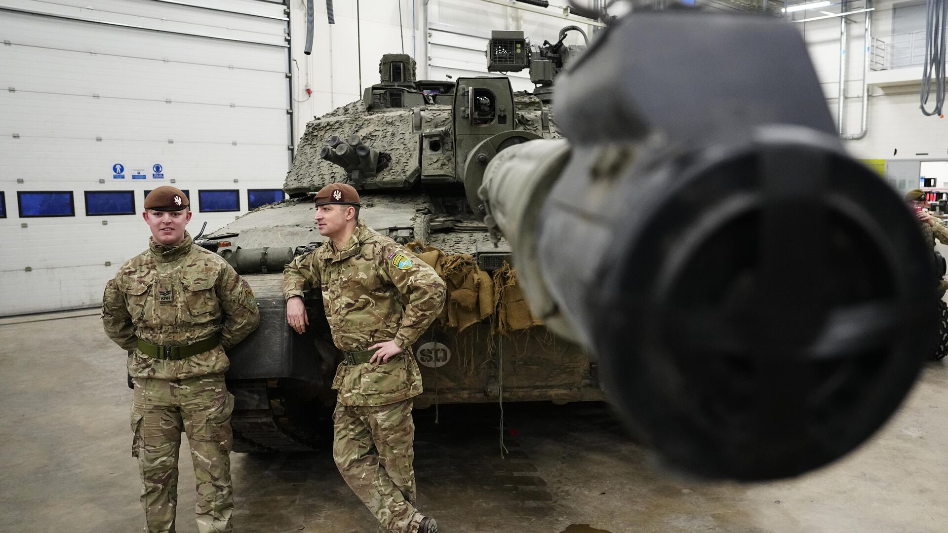 Британские военные стоят рядом с танком Challenger 2 на базе Тапа в Эстонии - РИА Новости, 1920, 26.05.2024