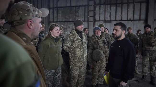  Владимир Зеленский с военнослужащими