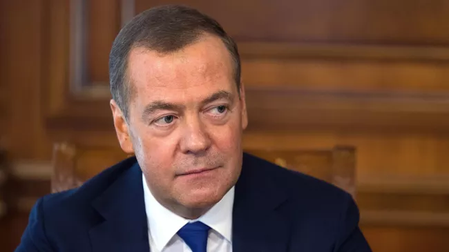  Заместитель председателя Совета безопасности РФ Дмитрий Медведев во время интервью российским СМИ