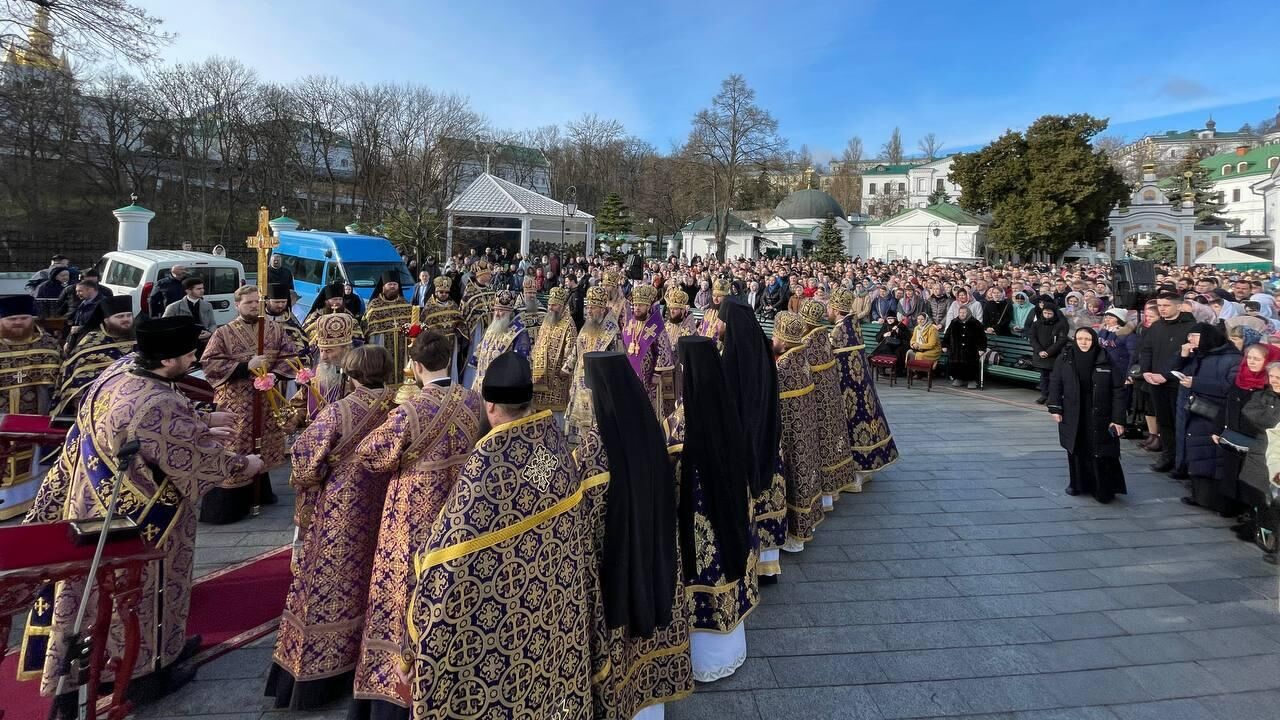 Несколько тысяч верующих пришли в Киево-Печерскую лавру на молитву  - РИА Новости, 1920, 26.03.2023