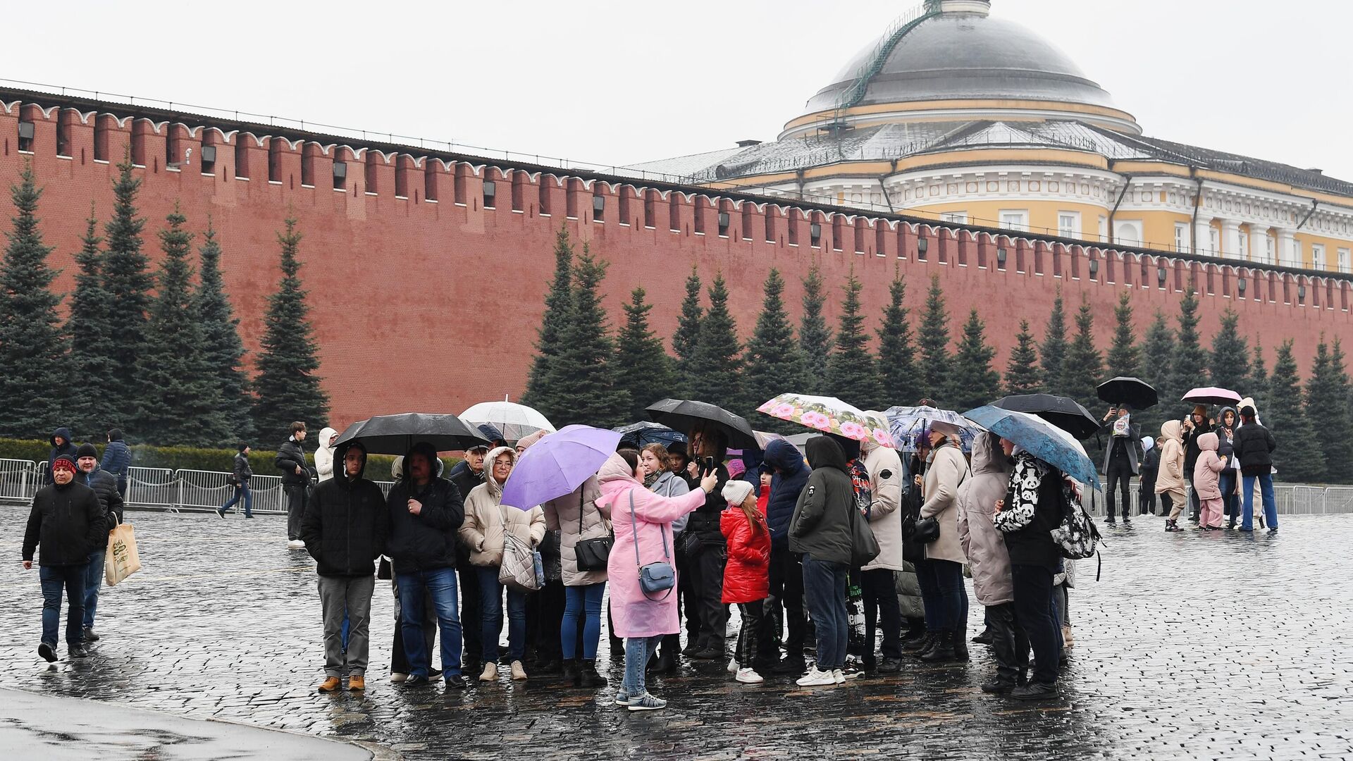 Люди с зонтами во время дождя на Красной площади в Москве - РИА Новости, 1920, 17.07.2023