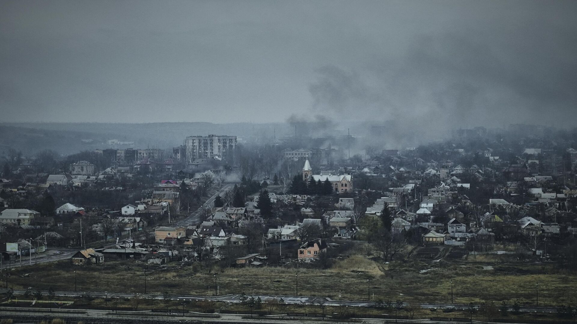 Дым в Артемовске - РИА Новости, 1920, 05.04.2023