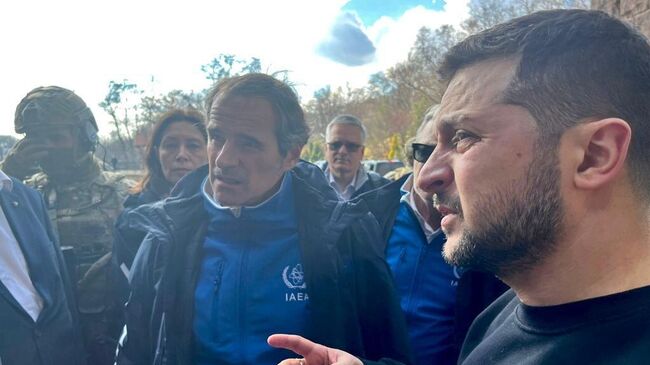 Генеральный секретарь МАГАТЭ Рафаэль Гросси и президент Украины Владимир Зеленский во время встречи на ДнепроГЭС в Запорожье