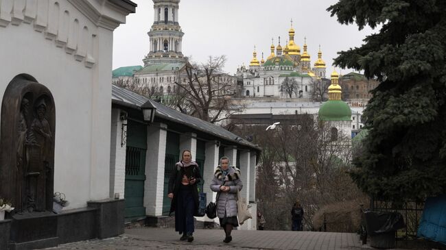 Женщины на территории Киево-Печерской лавры