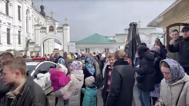 Ситуация в Киево-Печерской лавре. Кадр трансляции