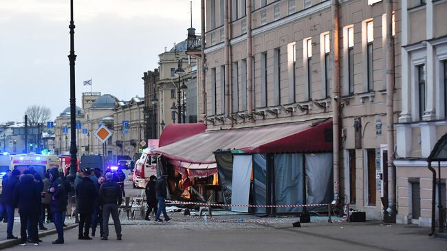 На месте взрыва в кафе на Университетской набережной в Санкт-Петербурге