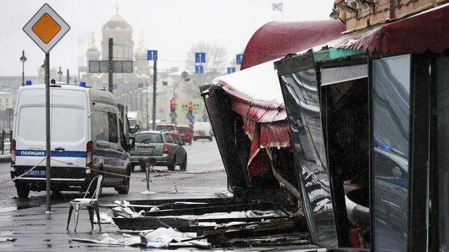 Место взрыва в кафе на Университетской набережной в Санкт-Петербурге