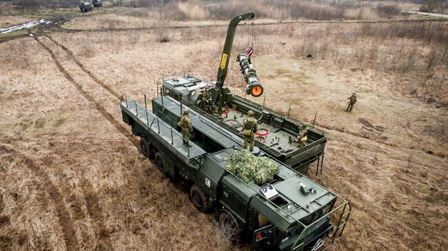 Военнослужащие во время учений оперативно-тактического ракетного комплекса (ОТРК) Искандер-М