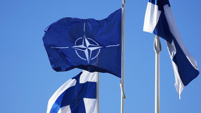 Флаги НАТО и Финляндии у здания Министерства внутренних дел в Хельсинки. Архивное фото