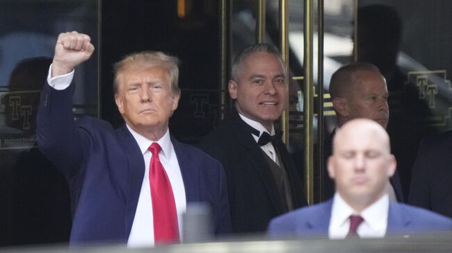 Бывший президент США Дональд Трамп покидает свой офис в Нью-Йорке