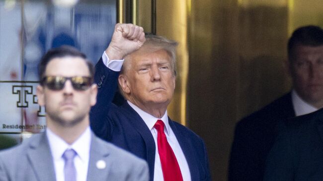 Бывший президент США Дональд Трамп покидает свой офис в Нью-Йорке