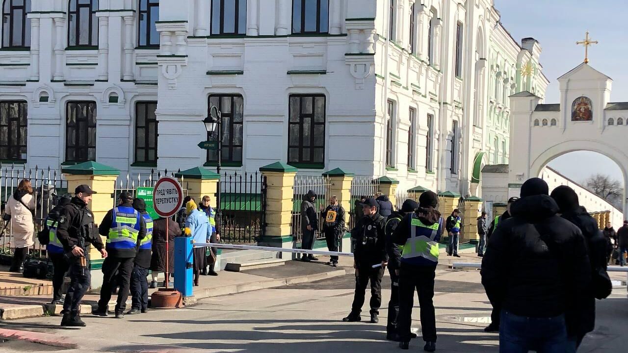 Сотрудники полиции Украины возле Киево-Печерской лавры - РИА Новости, 1920, 10.08.2023