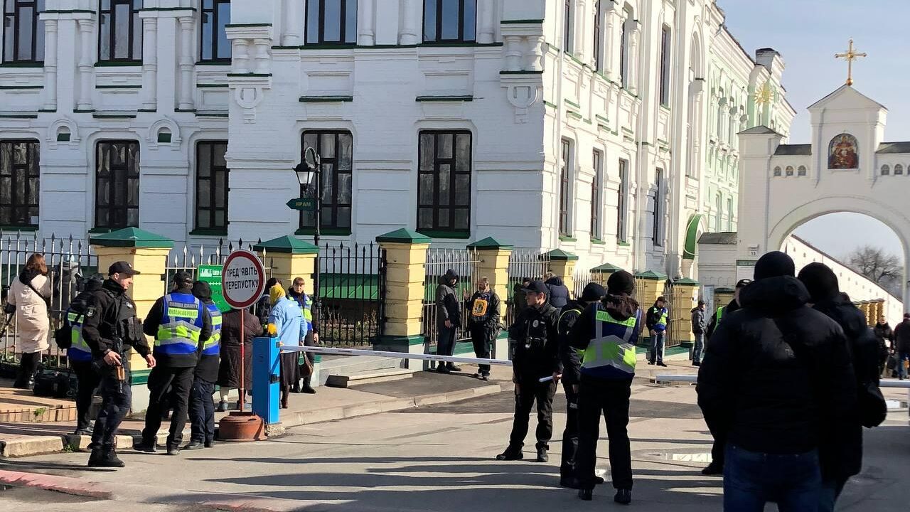 Сотрудники полиции Украины возле Киево-Печерской лавры - РИА Новости, 1920, 19.04.2023