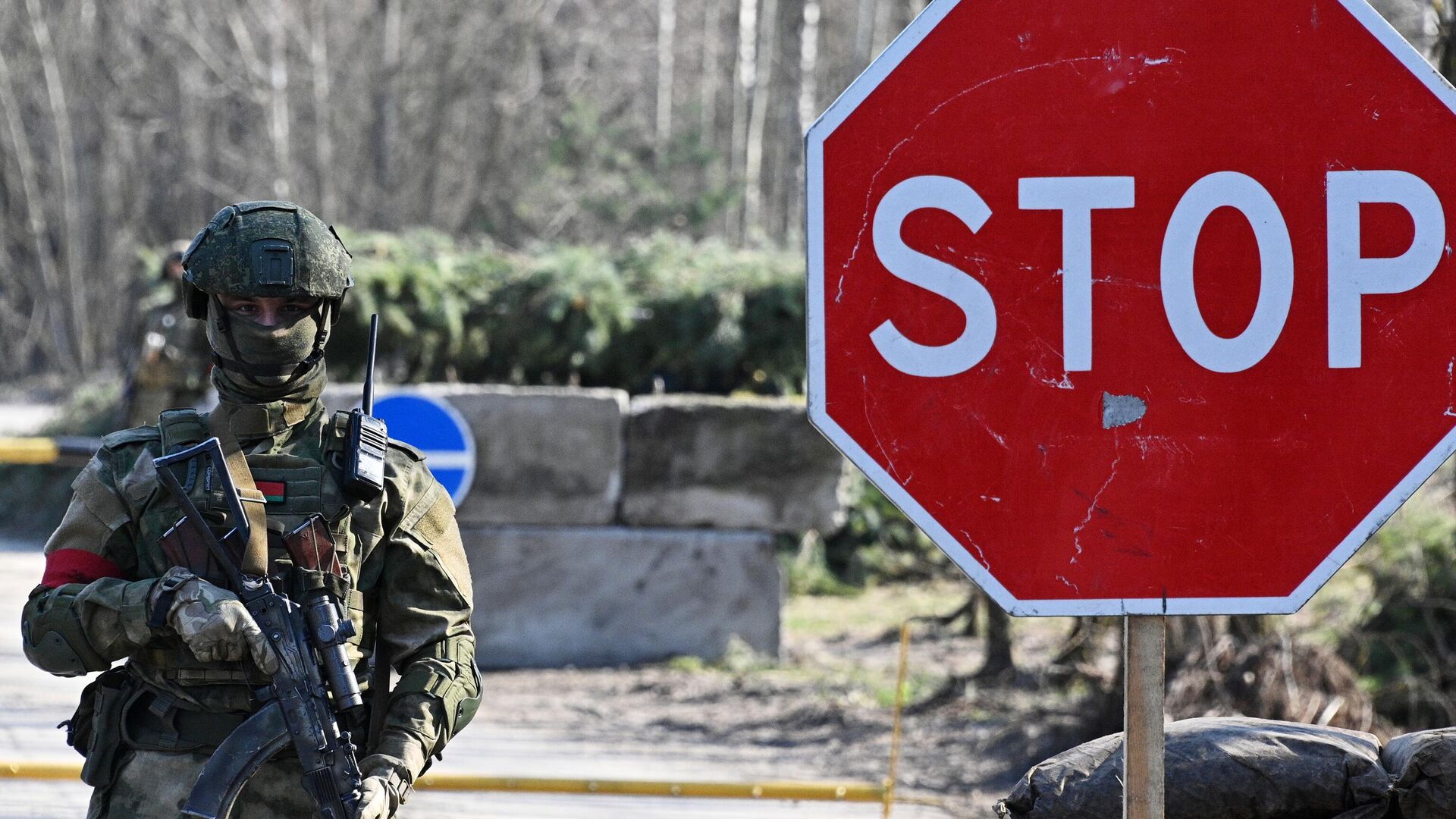 Военнослужащий ВС Белоруссии дежурит на КПП неподалеку от белорусско-украинской границы. Архивное фото - РИА Новости, 1920, 20.08.2024