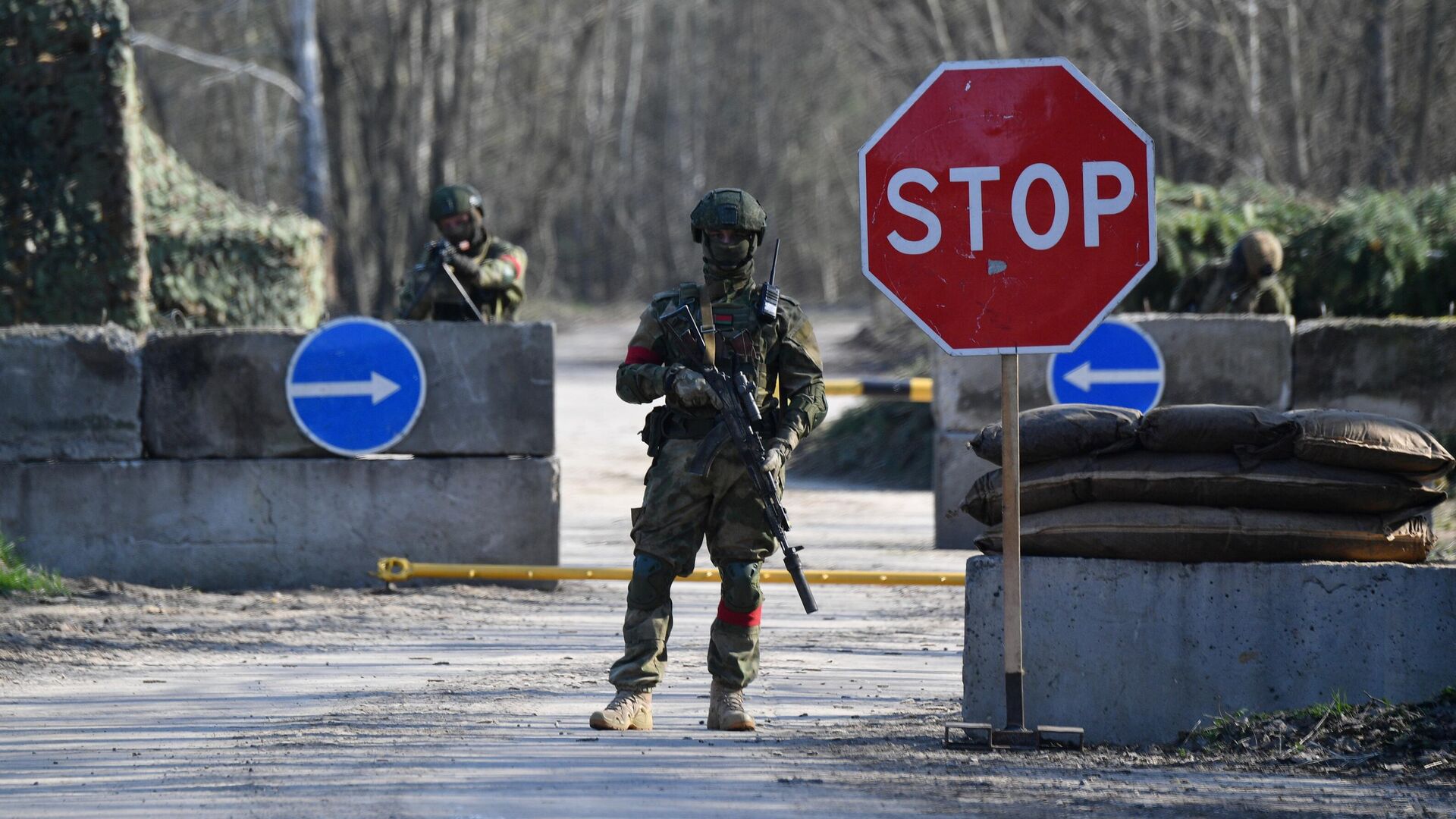 Военнослужащие ВДВ Белоруссии дежурят на КПП в Гомельской области неподалеку от белорусско-украинской границы - РИА Новости, 1920, 26.08.2023