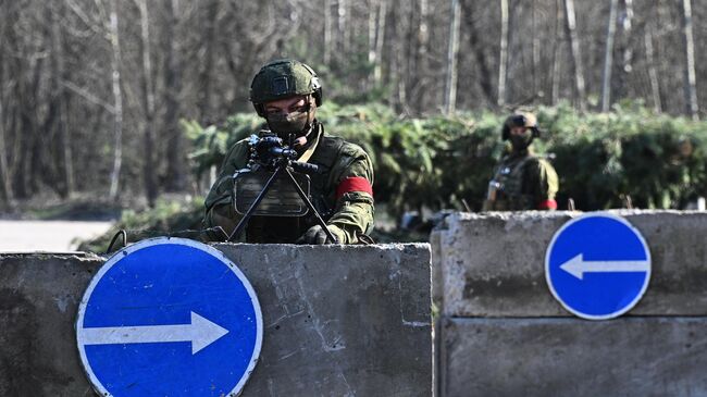 Военнослужащие воздушно-десантных войск Белоруссии дежурят на контрольно-пропускном пункте в Гомельской области неподалеку от белорусско-украинской границы. Архивное фото