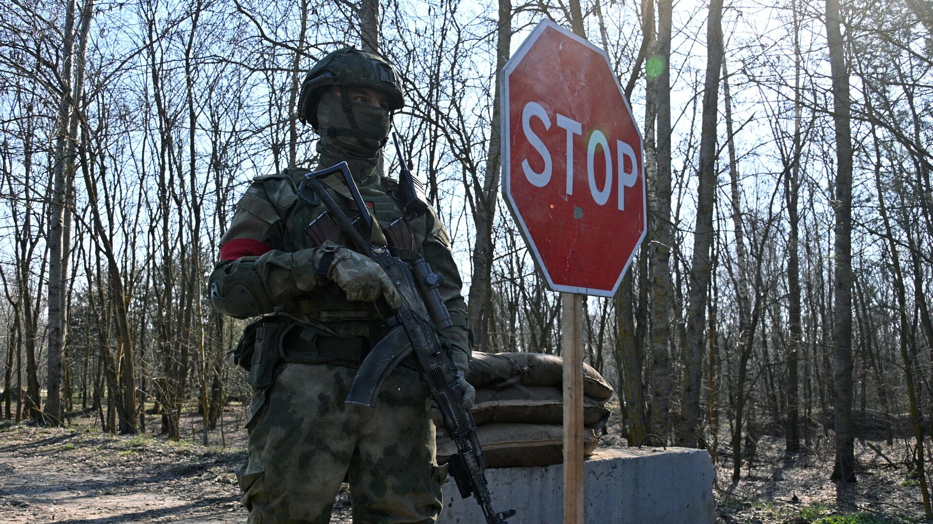 Военнослужащий воздушно-десантных войск Белоруссии дежурит на КПП в Гомельской области неподалеку от белорусско-украинской границы. Архивное фото - РИА Новости, 1920, 12.08.2024