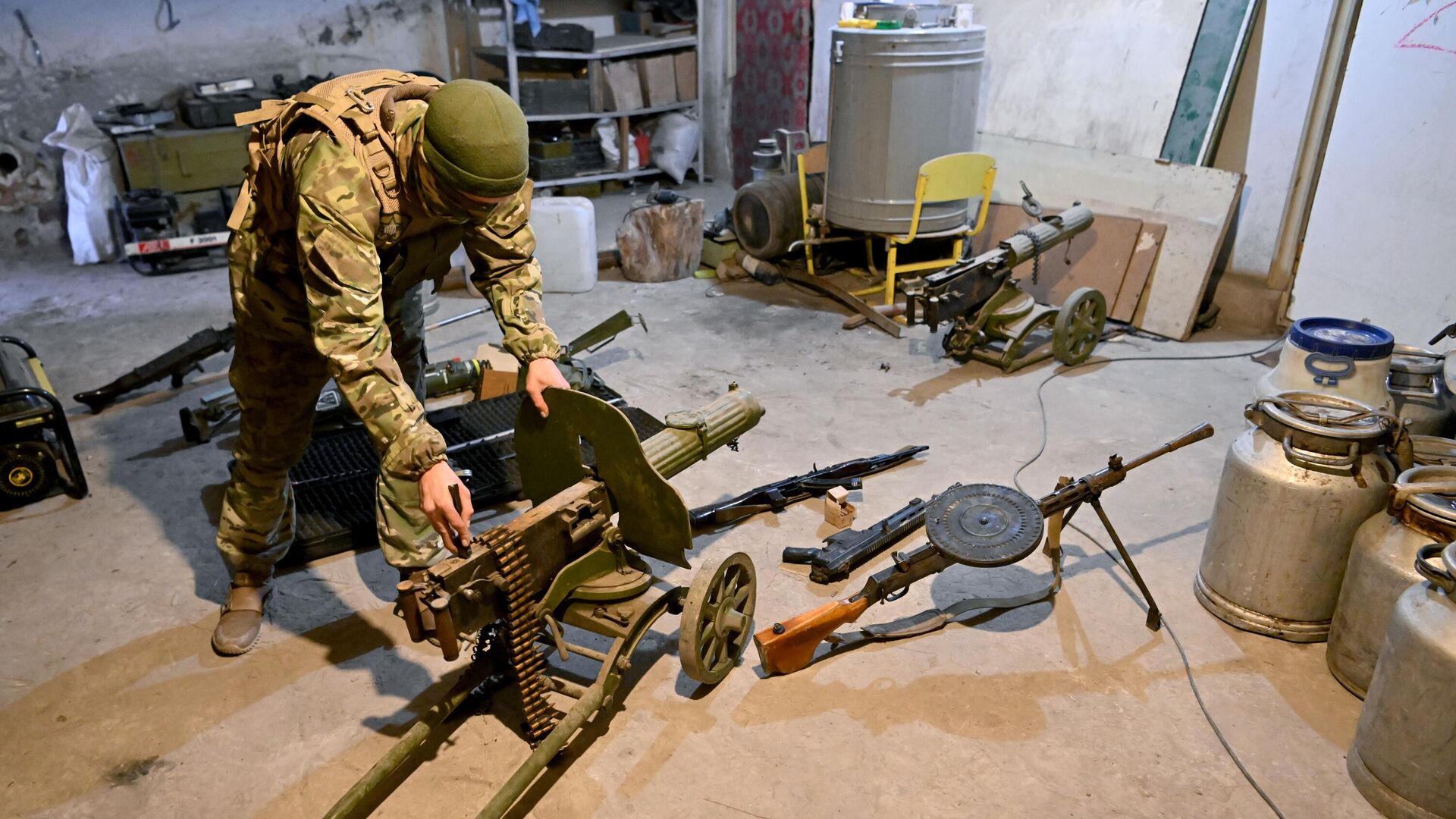 Боец ЧВК Вагнер демонстрирует трофейное оружие, найденное на позициях ВСУ в Артемовске - РИА Новости, 1920, 10.06.2023