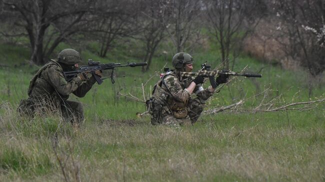 Военнослужащие подразделения ВДВ во время подготовки штурмовых групп на полигоне в южном секторе СВО