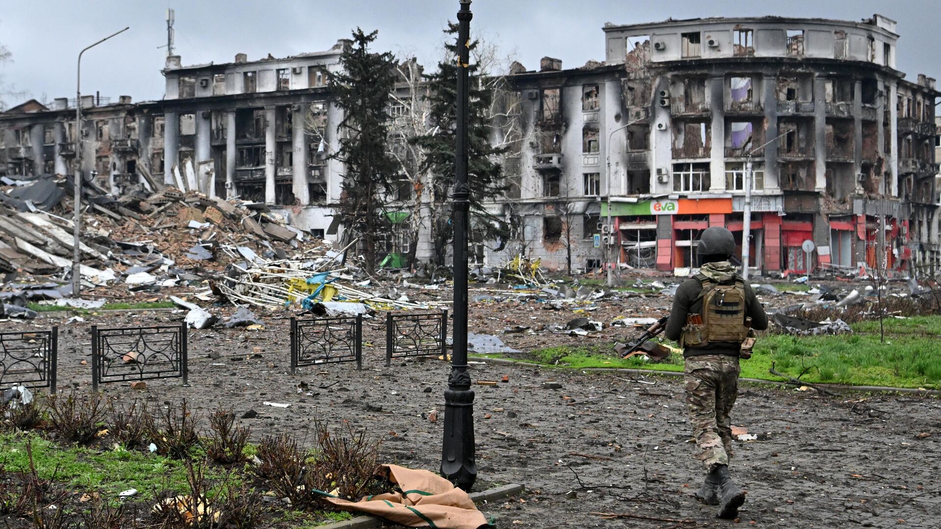 Боец ЧВК Вагнер у разрушенного здания горсовета в центре Артемовска - РИА Новости, 1920, 16.05.2023