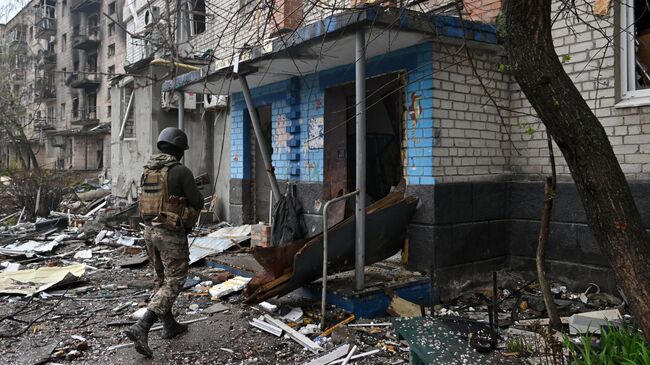 Боец ЧВК Вагнер осматривает дома в центре Артемовска