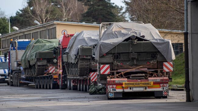 Подготовка канадских танков Leopard 2 для отправки на Украину. Архивное фото