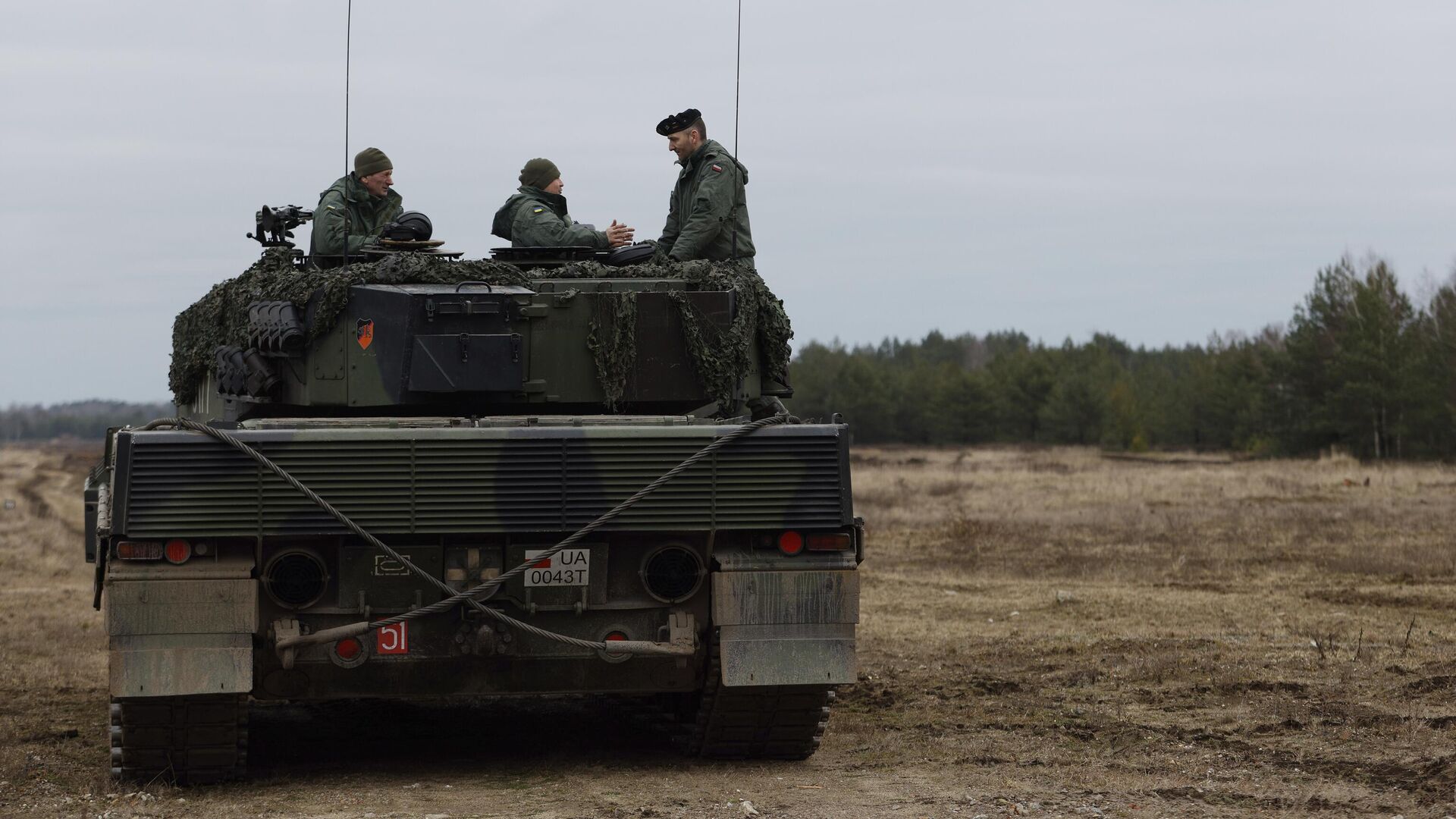 Украинские и польские солдаты на танке Leopard 2 во время учений на военной базе в Свентошуве, Польша - РИА Новости, 1920, 24.09.2023