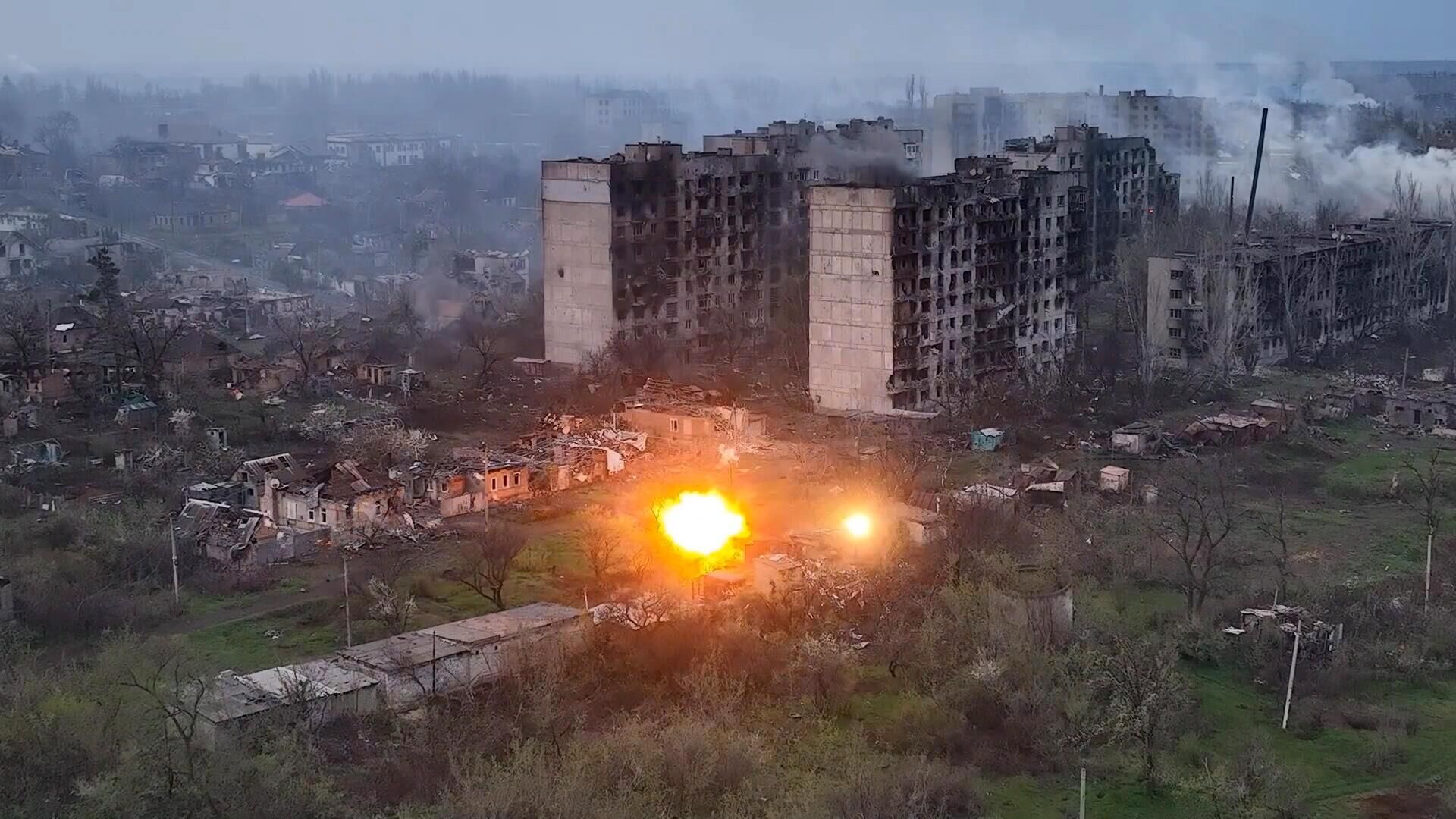 Артиллерийский удар по позициям ВСУ в западной части Артемовска - РИА Новости, 1920, 17.05.2023