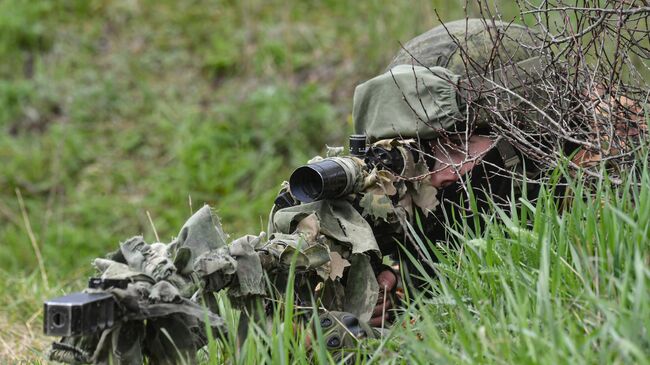 Военнослужащий подразделения ВДВ во время подготовки штурмовых групп на полигоне в южном секторе СВО