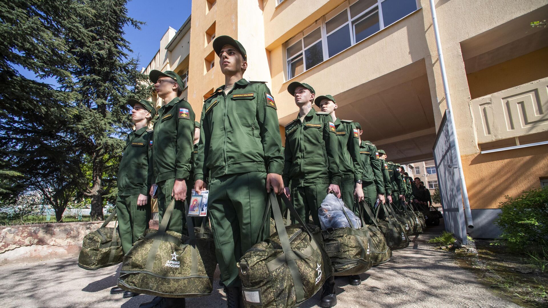 Призывники в сборном пункте перед отправкой к местам несения службы в ВС РФ - РИА Новости, 1920, 25.07.2023