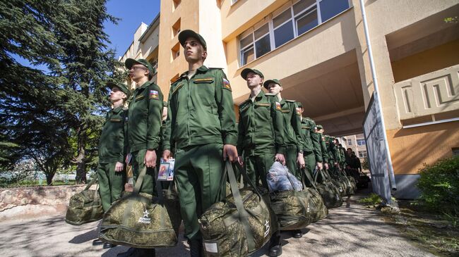 Призывники в сборном пункте перед отправкой к местам несения службы в ВС РФ