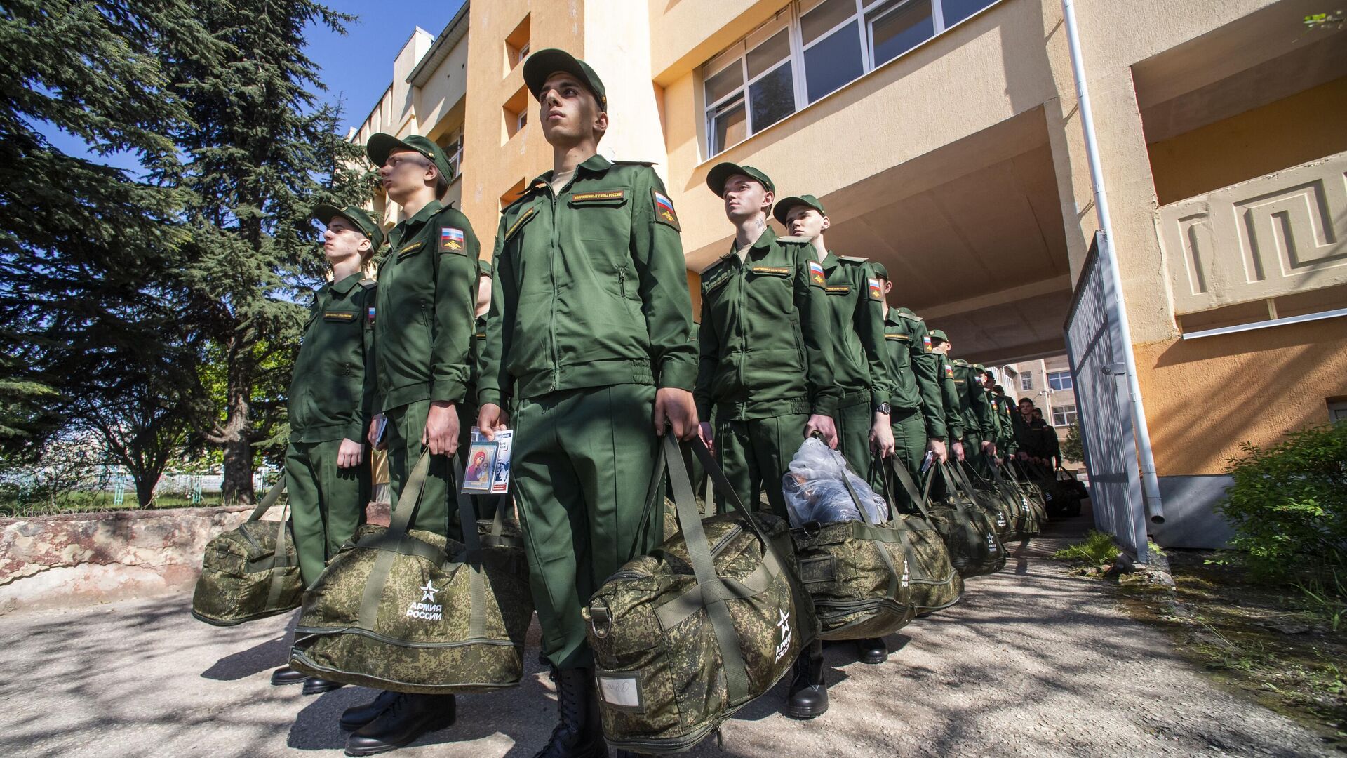 Призывники в сборном пункте перед отправкой к местам несения службы в ВС РФ - РИА Новости, 1920, 25.07.2023