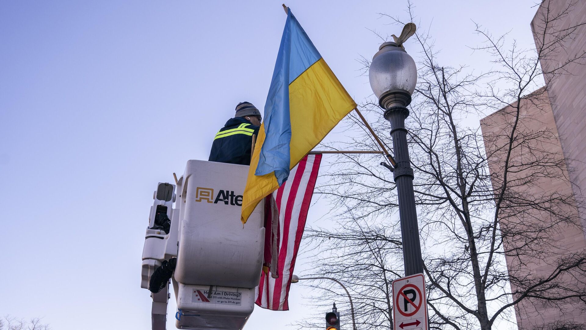 Флаги США и Украины на Пенсильвания-авеню в Вашингтоне - РИА Новости, 1920, 29.05.2023