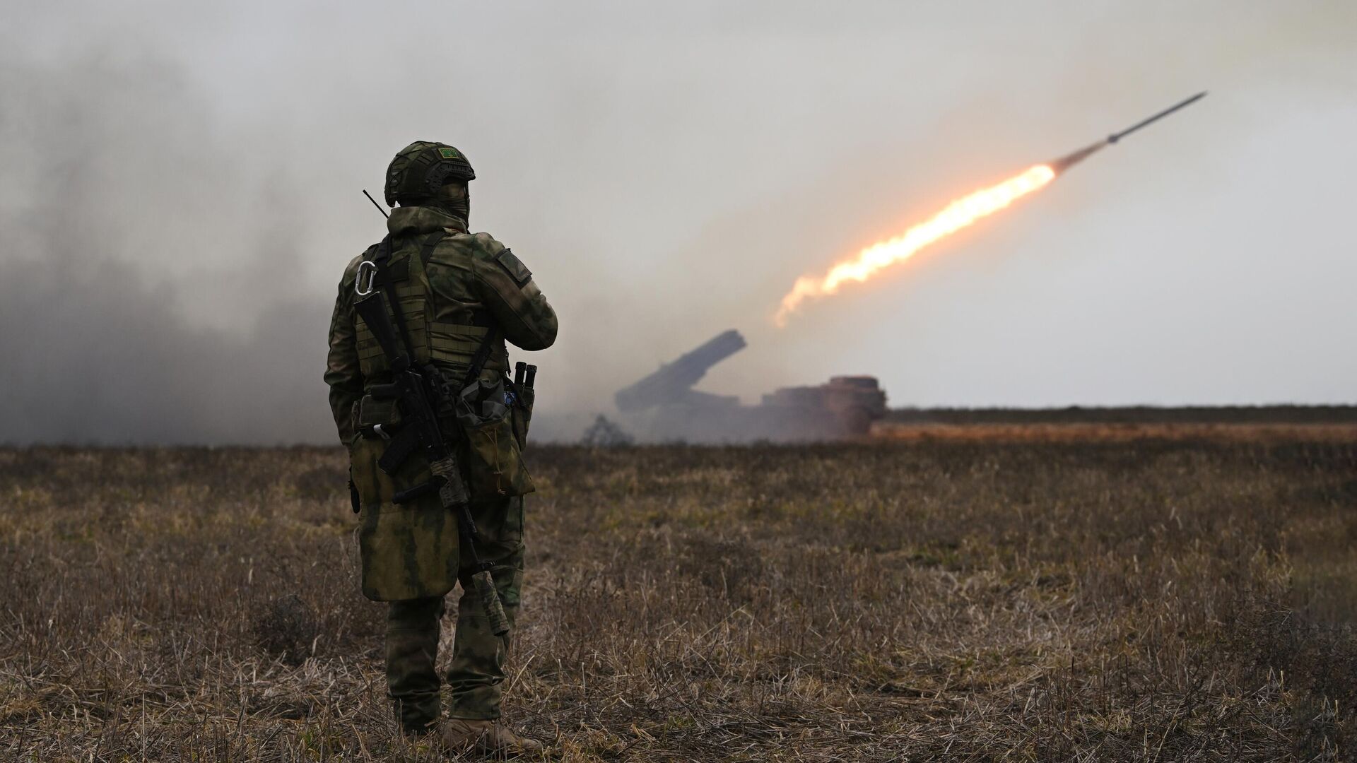 Военнослужащий артиллерийского расчета реактивной системы залпового огня (РСЗО) Ураган вооруженных сил РФ работает по позициям ВСУ в южном секторе СВО - РИА Новости, 1920, 29.04.2023