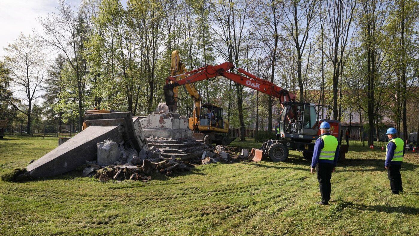 Демонтаж памятника Благодарности Красной армии в Глубчицах Опольского воеводства Польши Демонтаж памятника Благодарности Красной армии в Глубчицах Опольского воеводства Польши - РИА Новости, 1920, 05.05.2023
