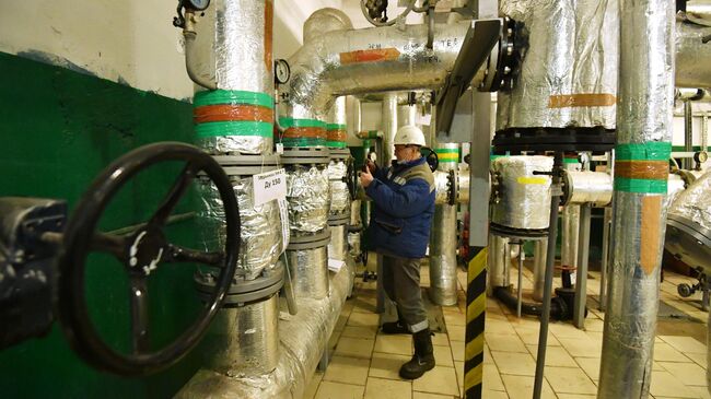 Сотрудник теплового пункта во время работы