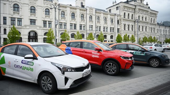 Автомобили различных каршеринговых компаний на одной из улиц в центре Москвы. Архивное фото